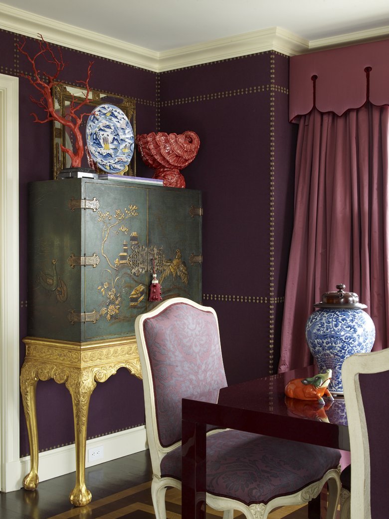 Ширма в изголовье кровати