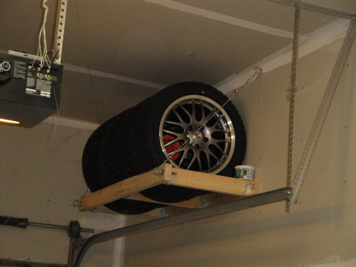 сделать полку в гараже для колес
