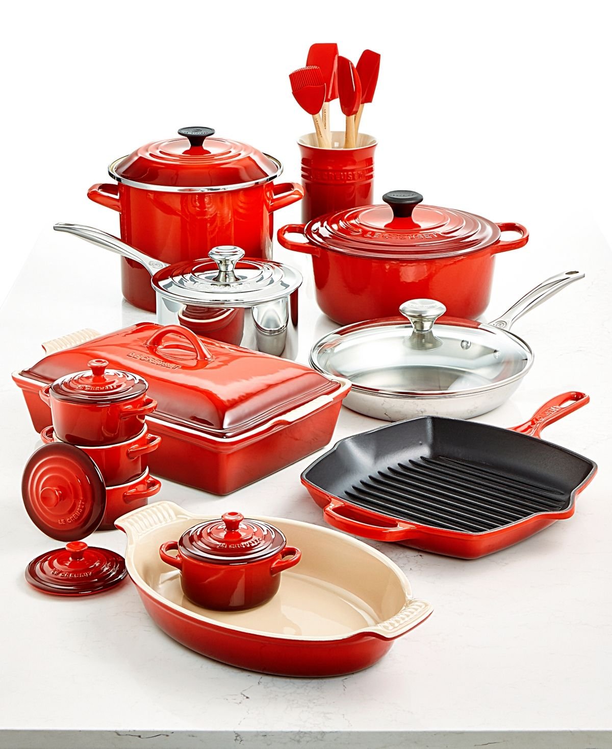Купить красную посуду. Посуда Ле Крузет. Le Creuset посуда. Красная посуда для кухни. Необычная кухонная посуда.