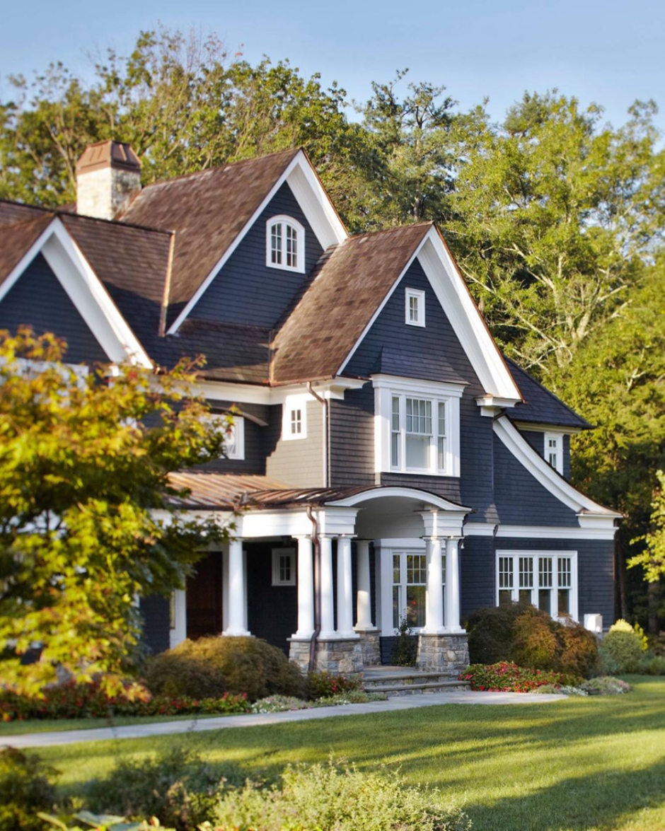 Красивый дом. Серо голубой дом. Цвета домов. Дом с коричневой крышей.