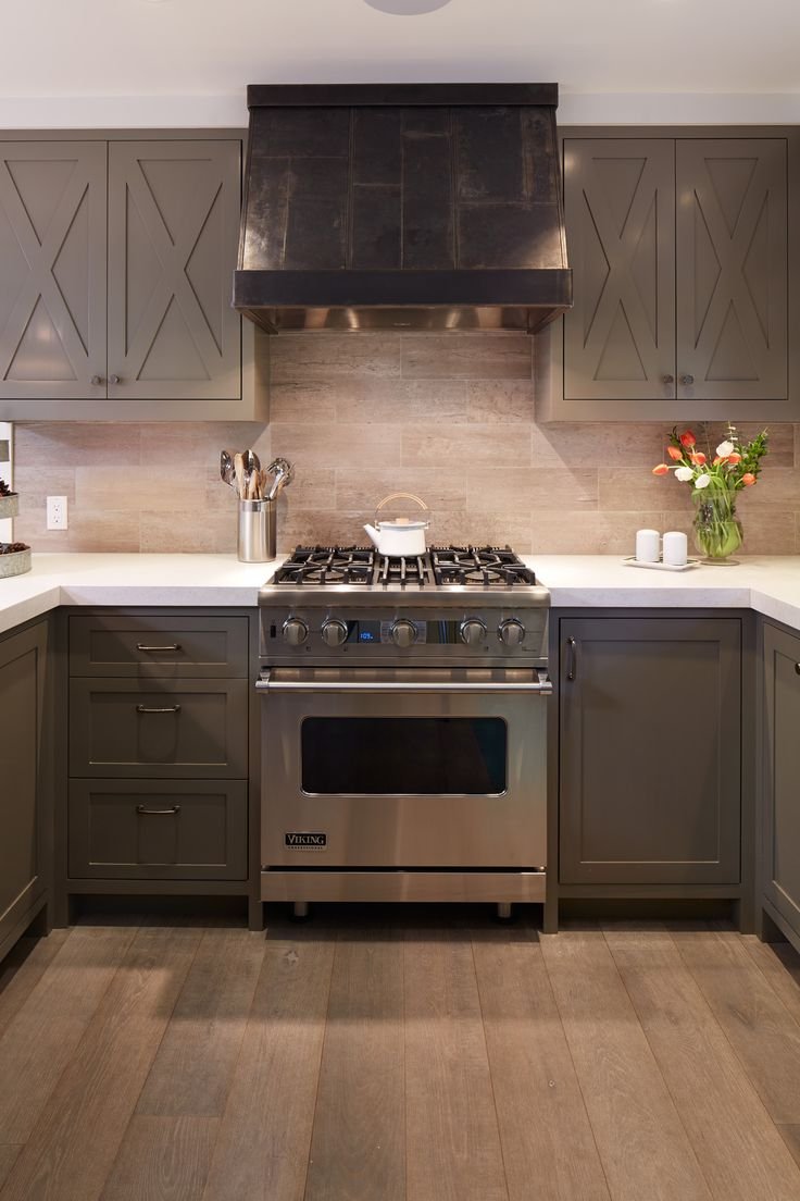 Серая кухня колонна