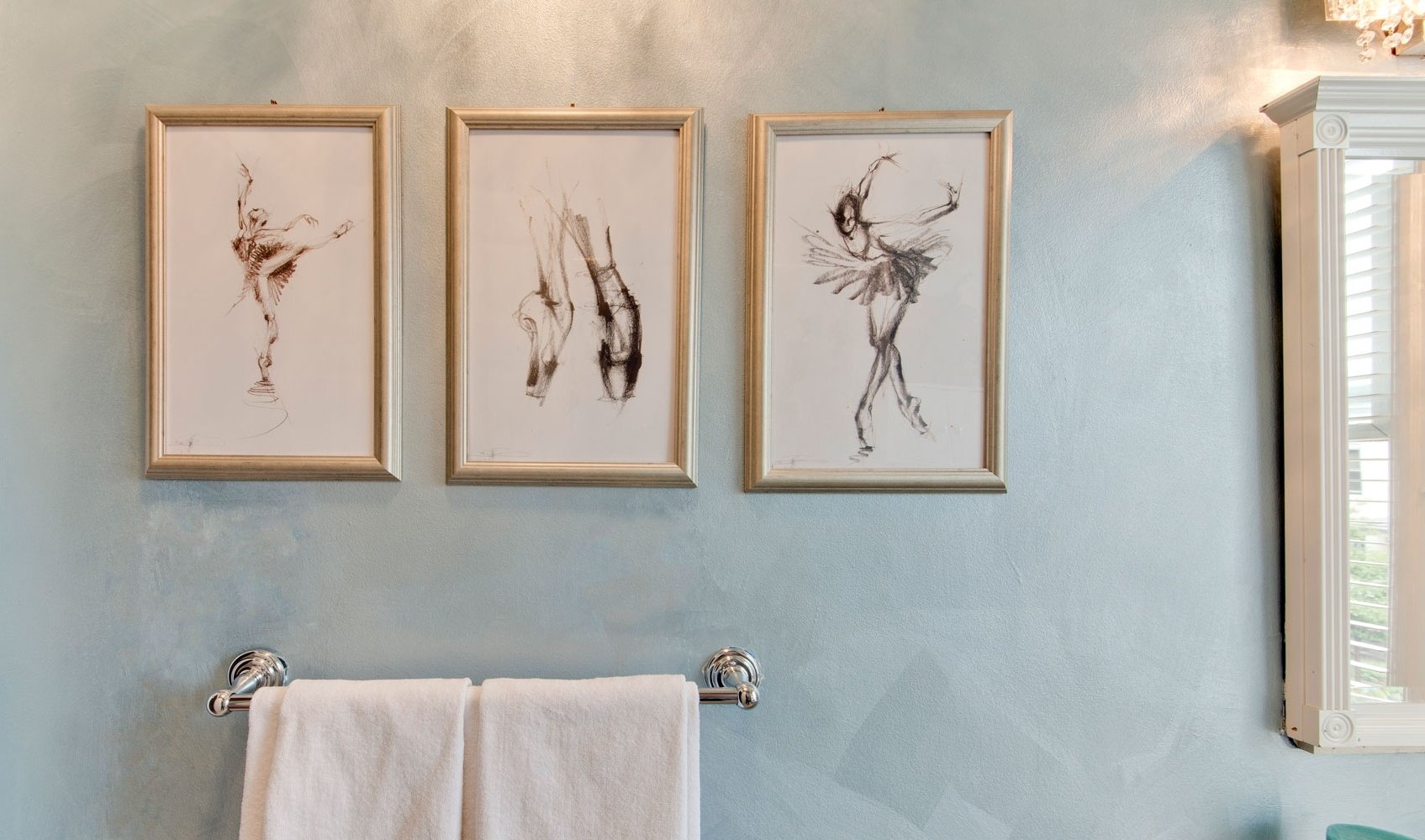 Картина в ванную комнату. Картины для ванной комнаты. Картина стена. Постеры для ванной комнаты. Картина в ванной в интерьере.