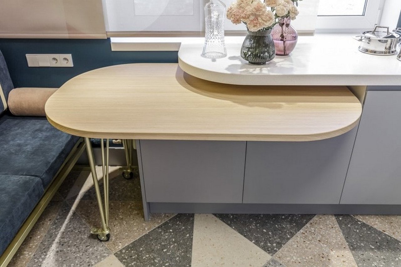 кухонный стол с выдвижным ящиком под столешницей