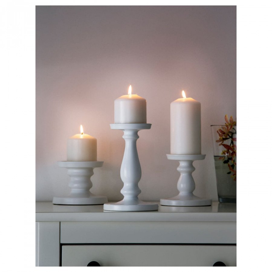 Свечи в подсвечнике на камине