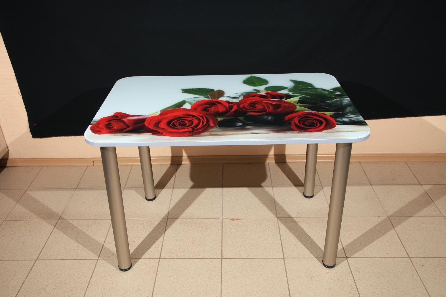 обеденный стол с цветной столешницей