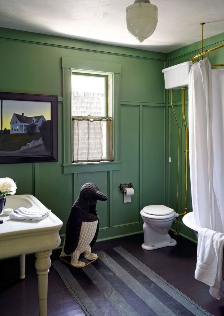Зеленая стена в ванной