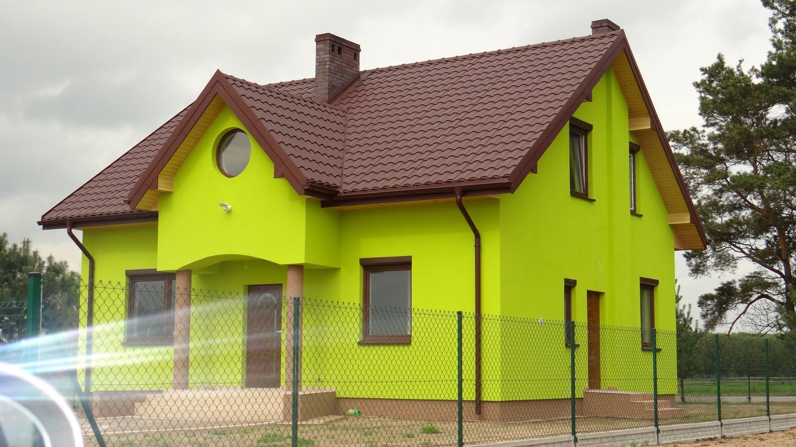Покрасить дом в зеленый цвет. RAL 8017 металлочерепица. Дом с желтым фасадом. Яркие фасады домов. Желтый дом с зеленой крышей.