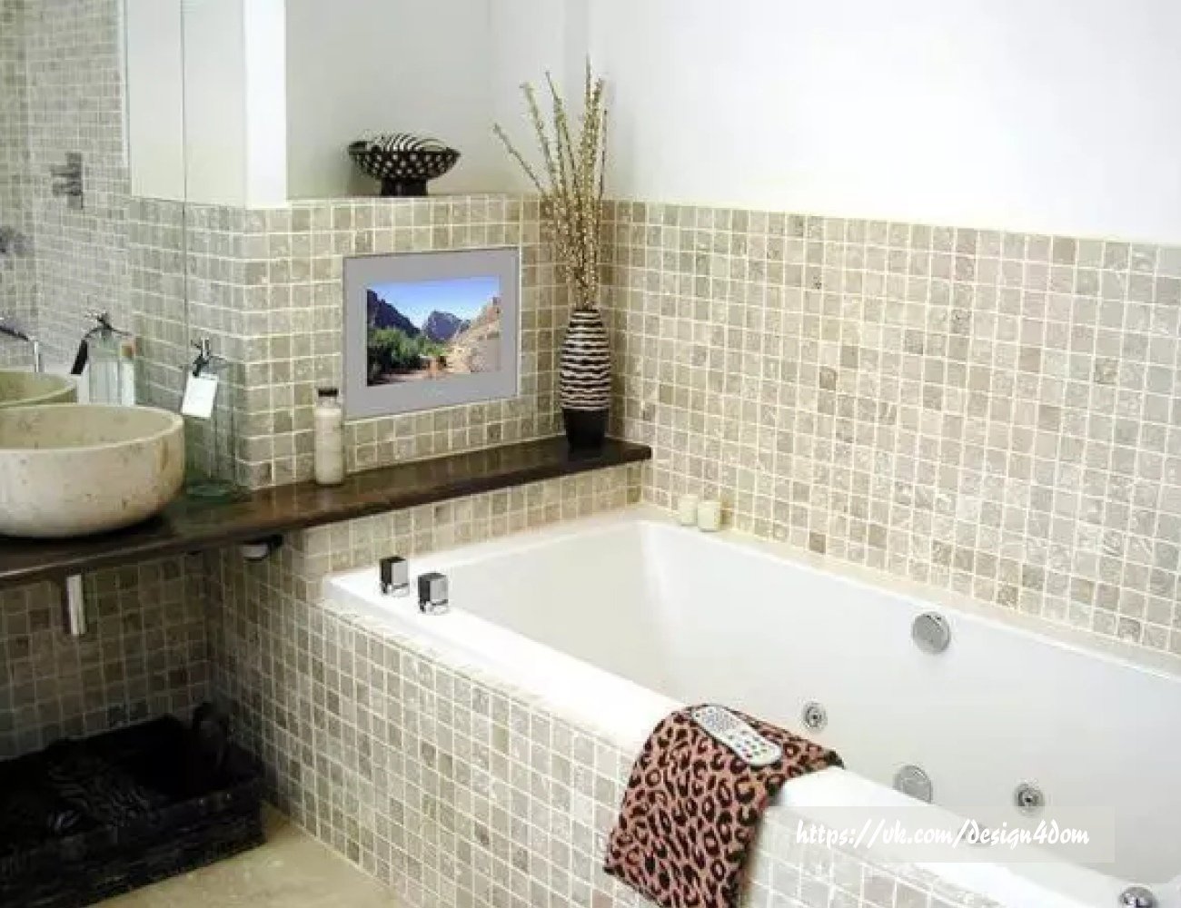 Встроить ванну в плитку. Мозаика в ванной комнате. Мозаика в маленькой ванной. Ванная отделанная плиткой. Ванная с мозаичной плиткой.