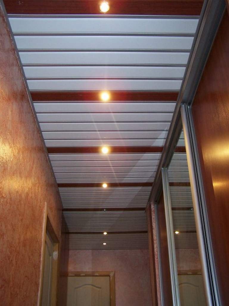 Потолок реечный алюминиевый в коридор