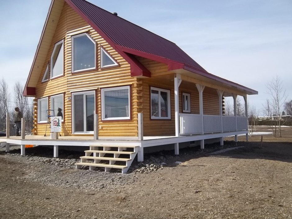 Деревянный дом на сваях