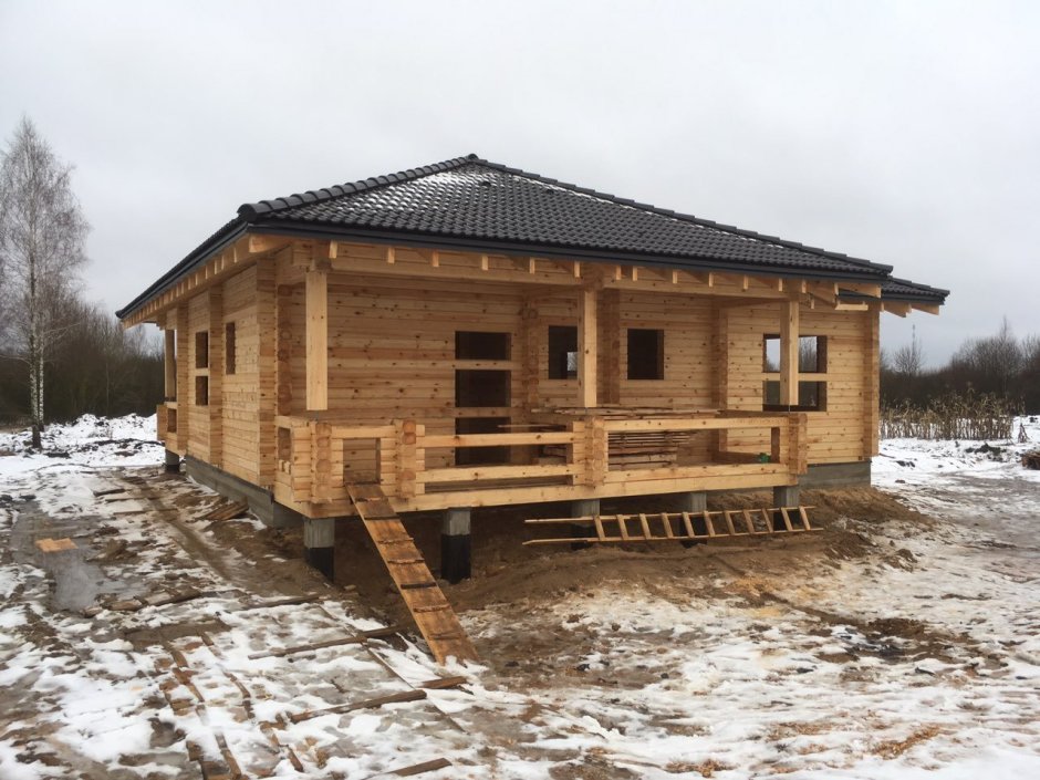 Деревянный дом на сваях