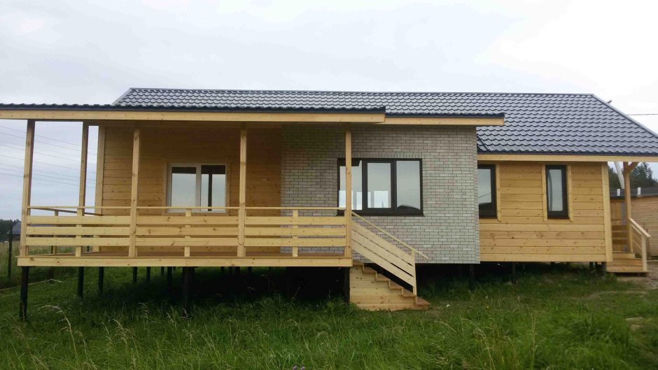 Каркасный дачный дом на сваях