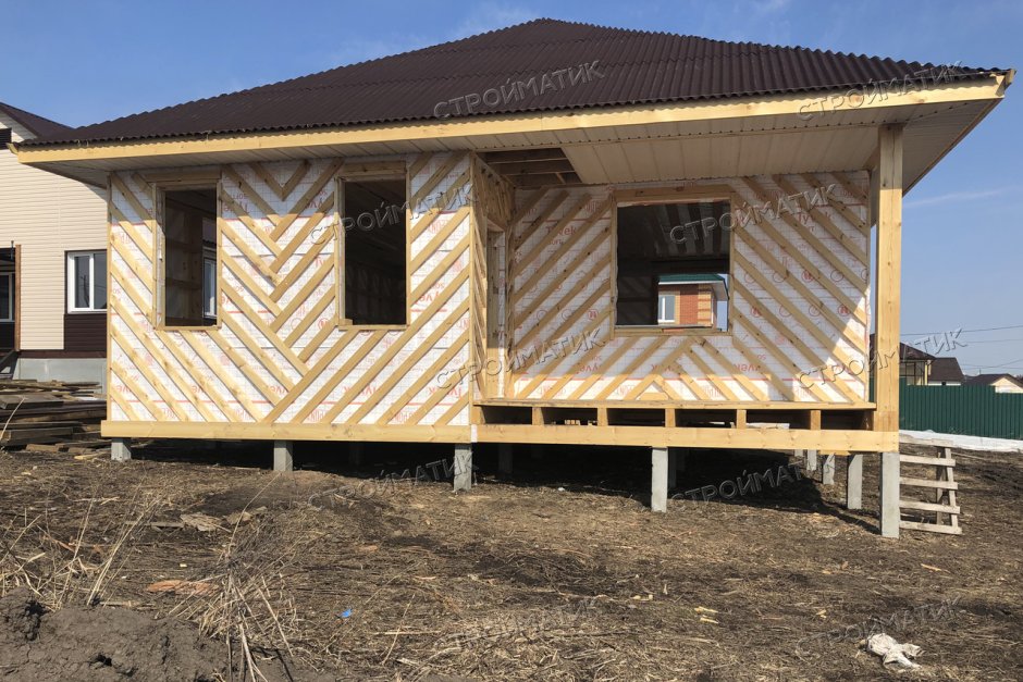 Одноэтажный каркасный дом на сваях