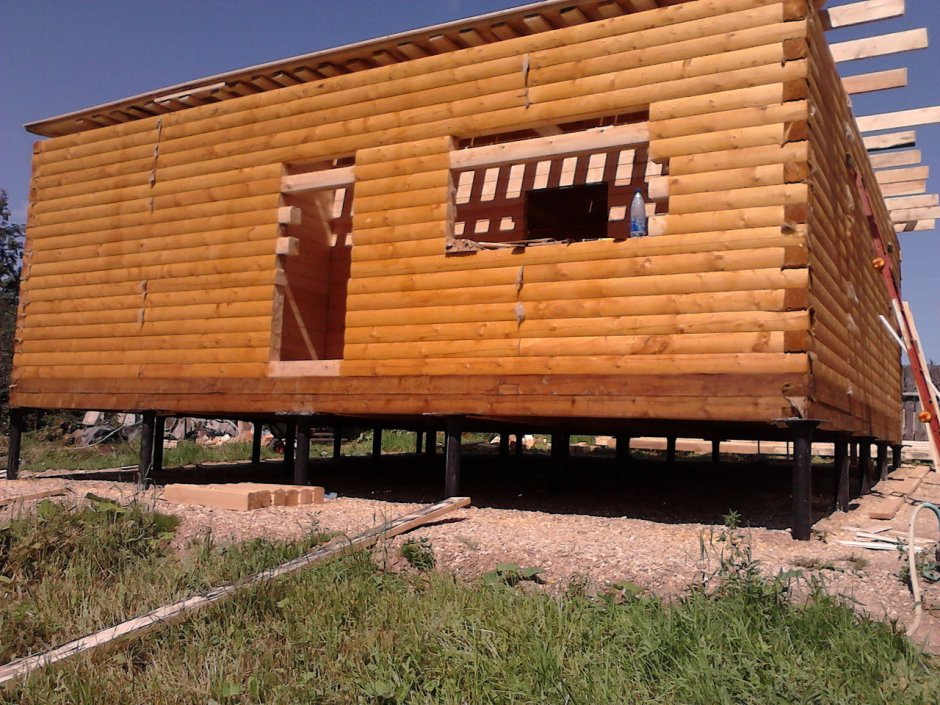 Деревянный дом на сваях