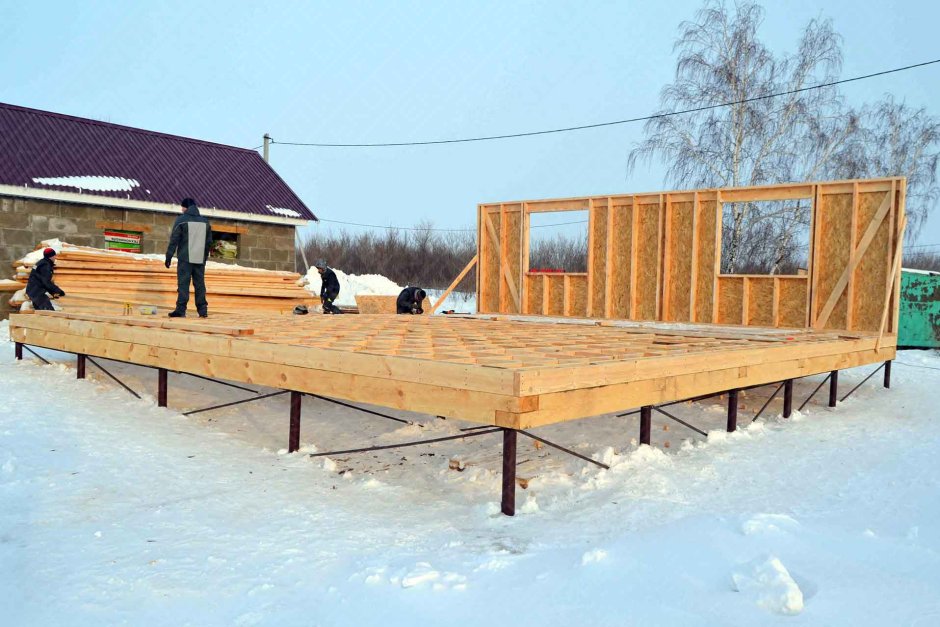 Каркасный дом на винтовых сваях