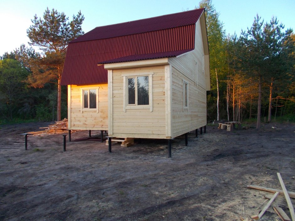 Одноэтажный дом из бруса на сваях
