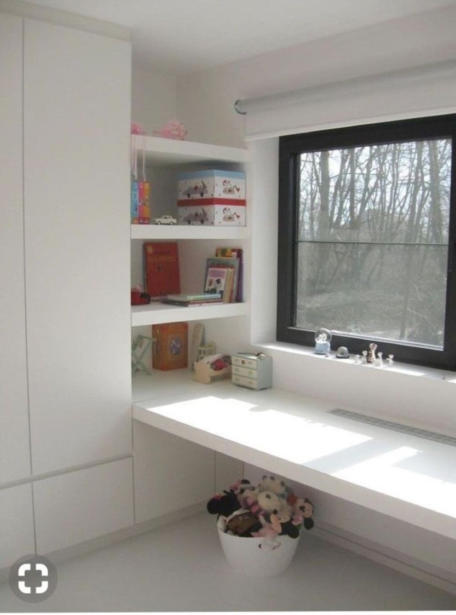 Детская со столешницей у окна