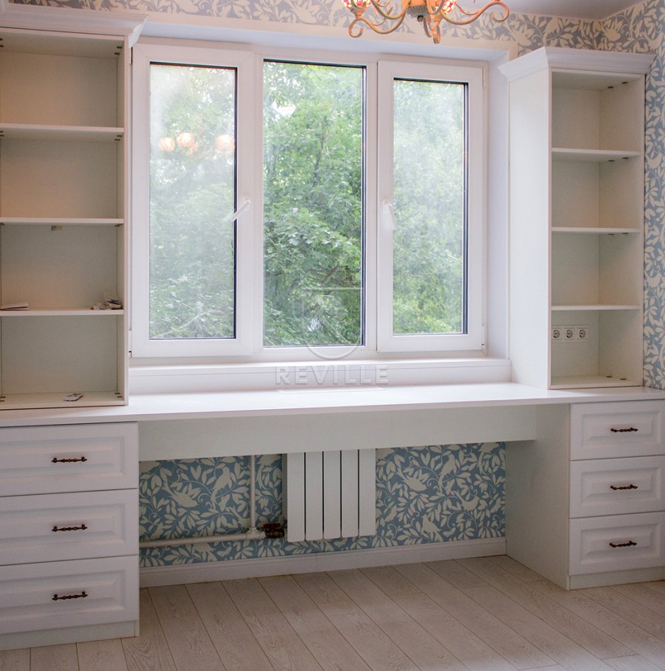 Стол-подоконник в детской