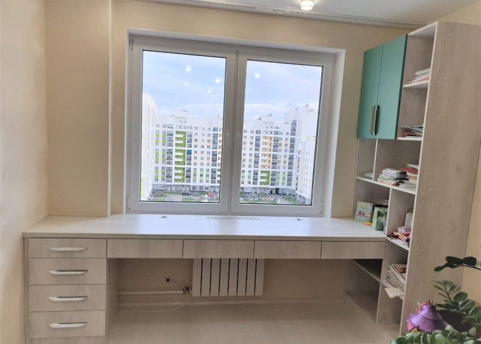 Стол вместо подоконника в детской со шкафами