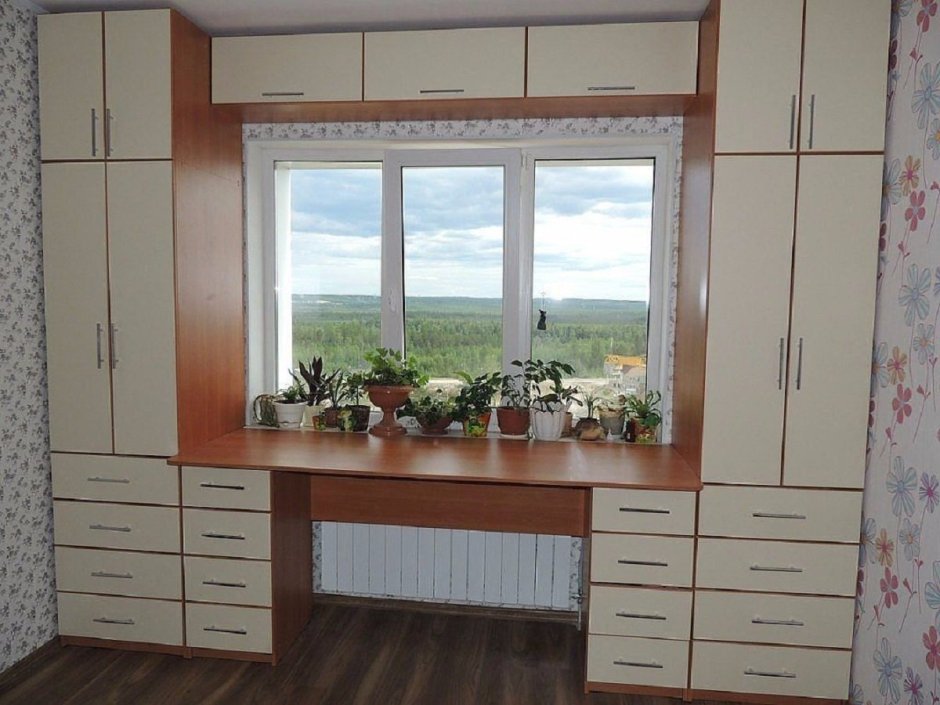 Встроенный письменный стол у окна
