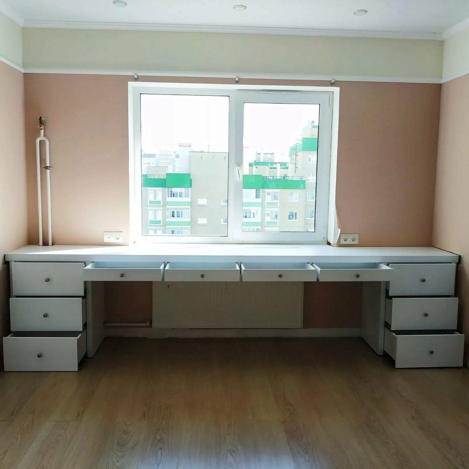 Письменный стол под окном