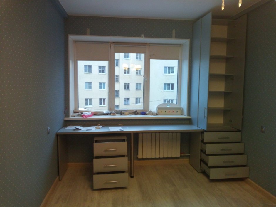 Стол подоконник со шкафами