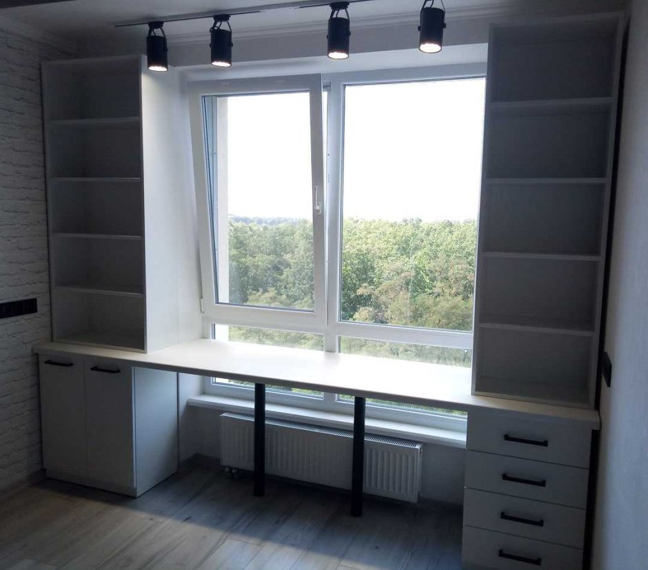 Встроенный письменный стол у окна