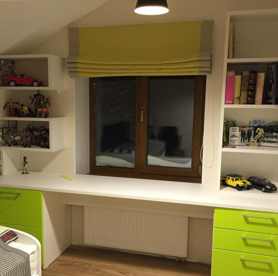 Стол-подоконник в детской