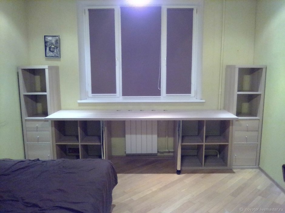 Письменный стол вдоль окна