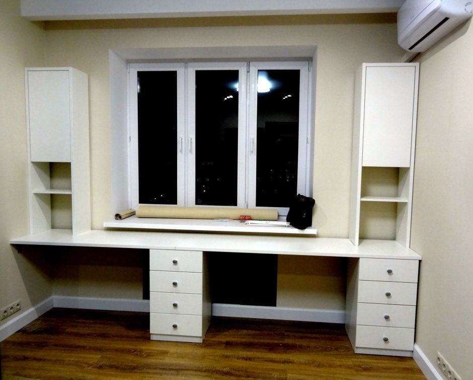 Письменный стол у окна в детской