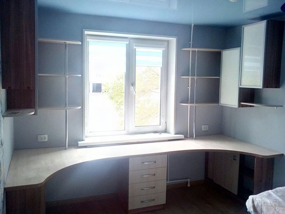 Письменный стол у окна с полками