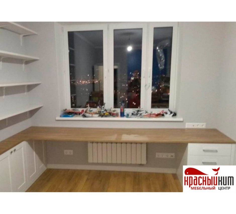 Стол письменный под окном с полками