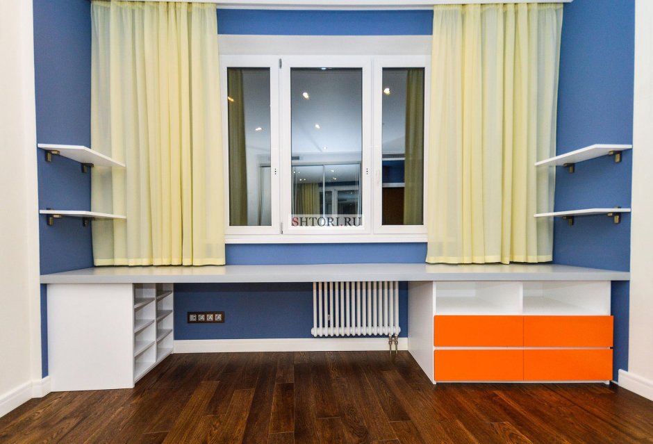 Стол у окна с полками