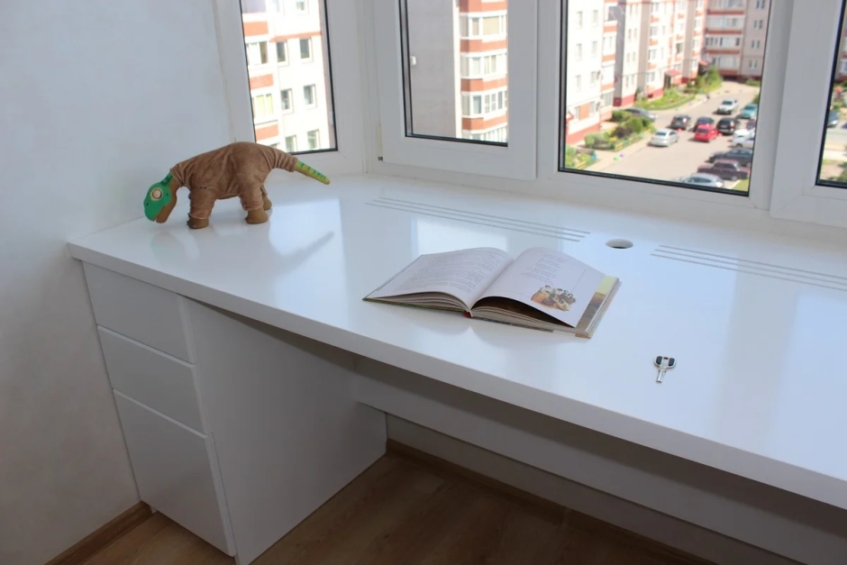 Стол встроенный в подоконник