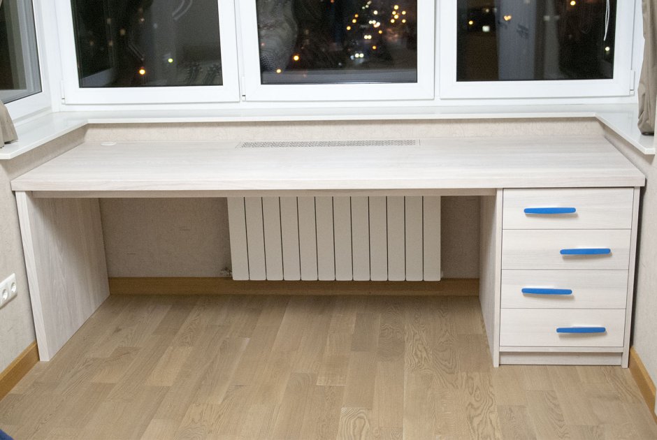 Стол с пеналами у окна