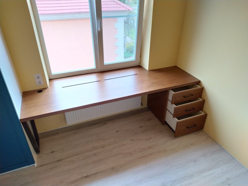 Письменный стол подоконник