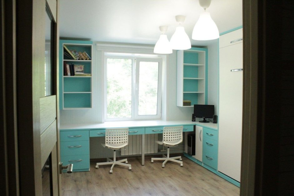 Стол-подоконник в детской