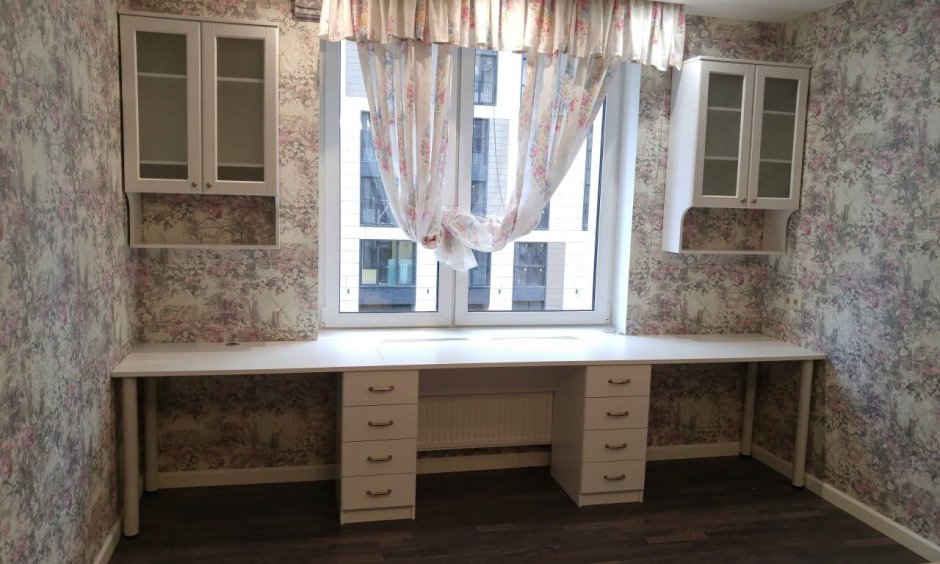 Стол у окна