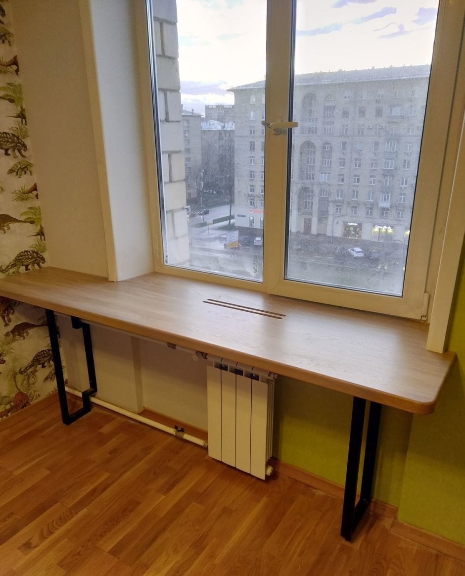 Письменный стол вдоль окна