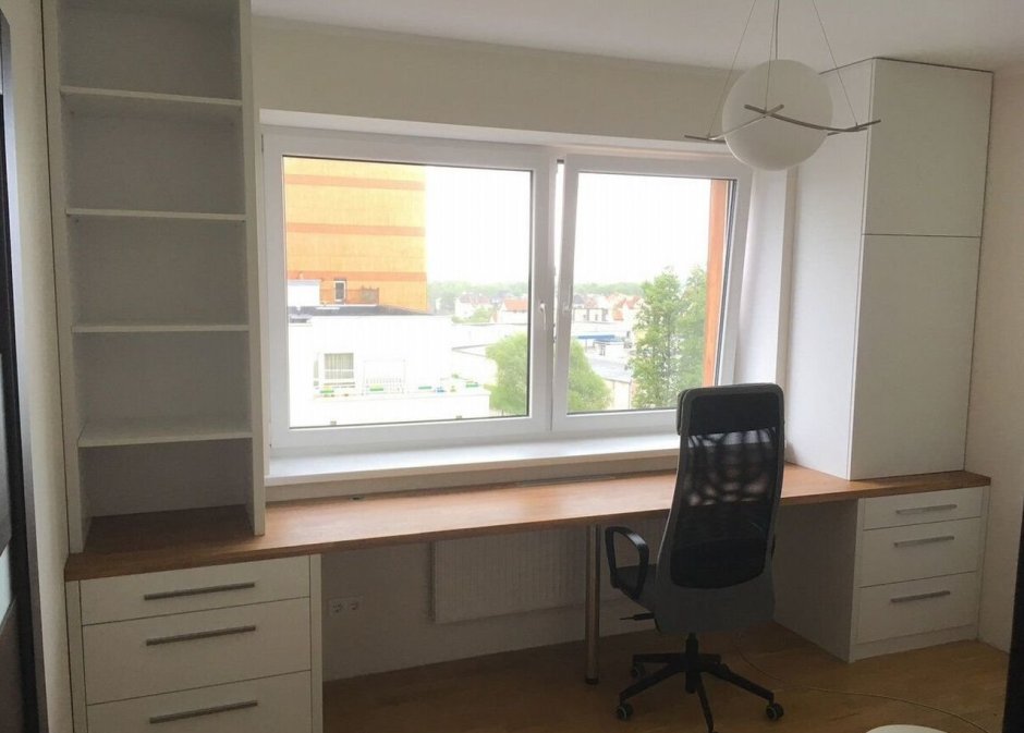 Письменный стол встроенный в подоконник