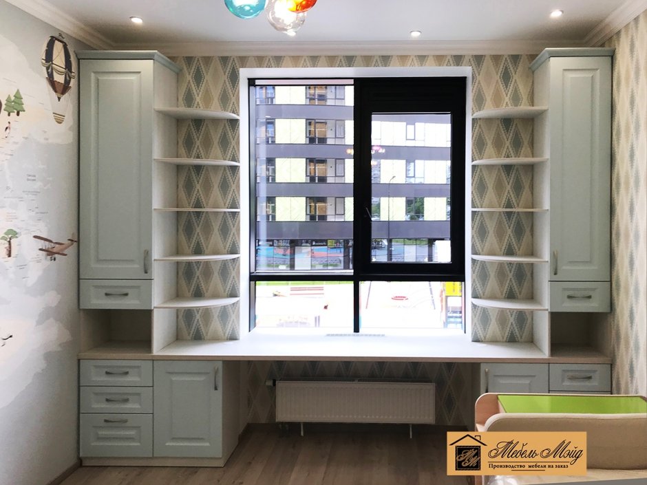 Письменный стол у окна