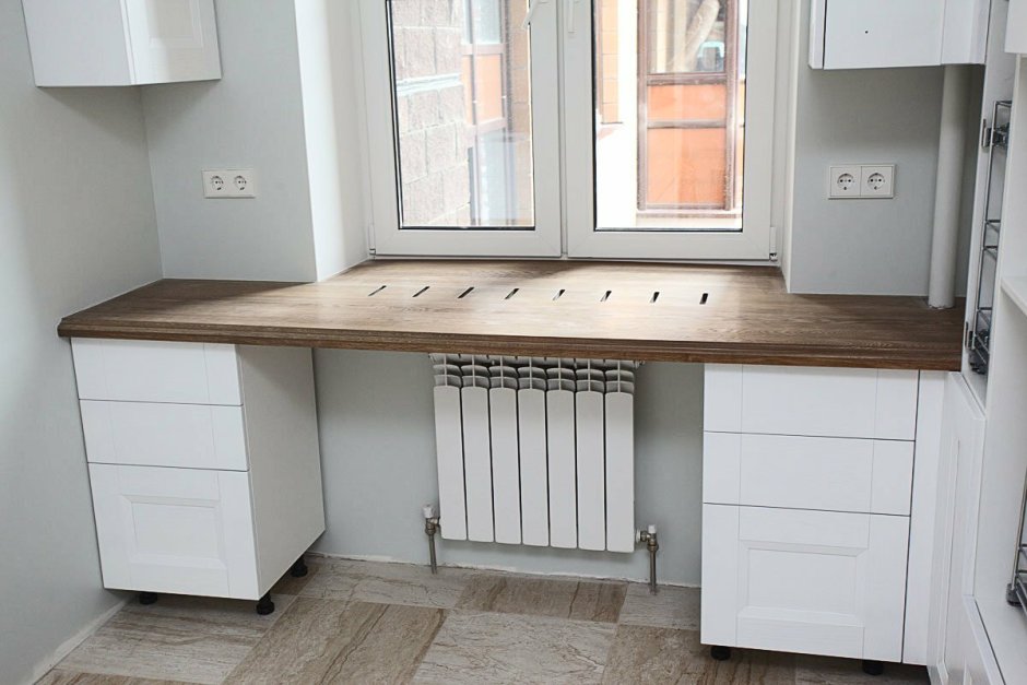 Стол у окна с полками