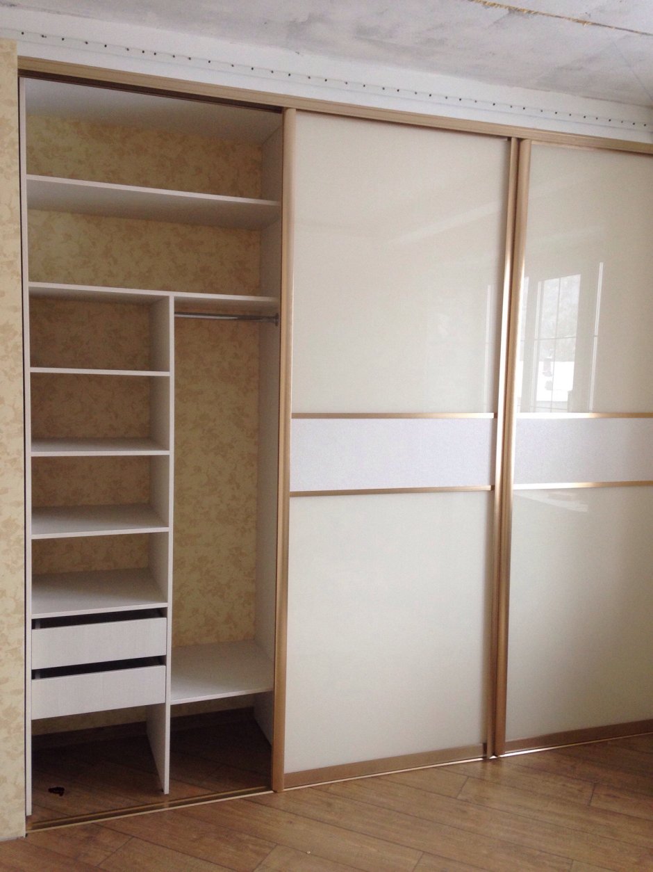 Шкаф купе с золотым профилем