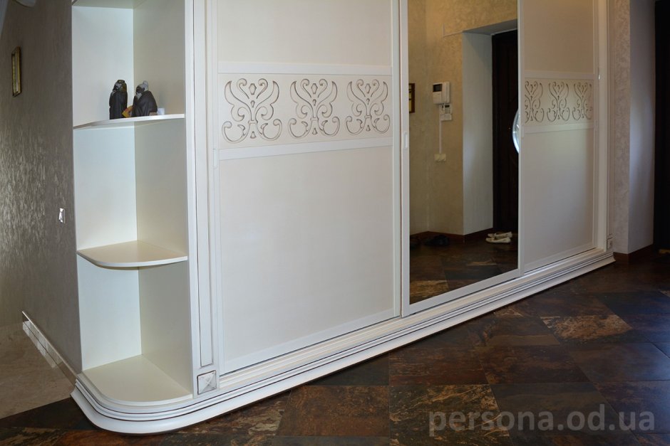 Шкаф-купе классика и открытыми полками сбоку