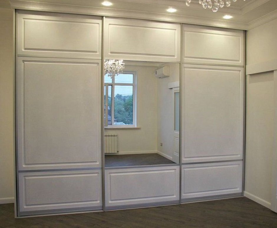 Шкаф купе трехдверный из крашенного МДФ