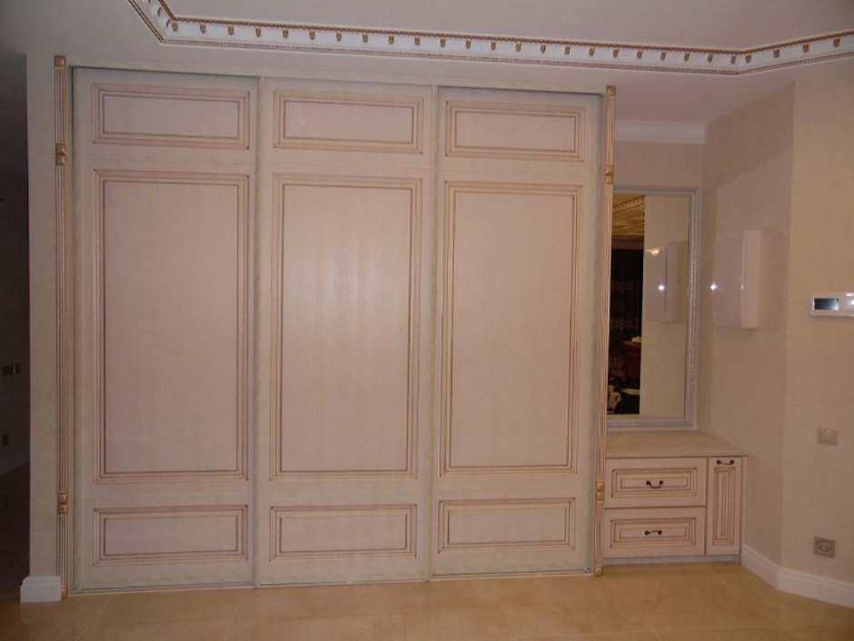 Угловой шкаф в классическом стиле