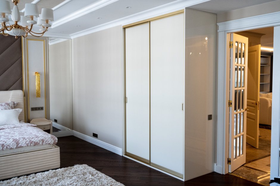 Белый шкаф с золотым профилем