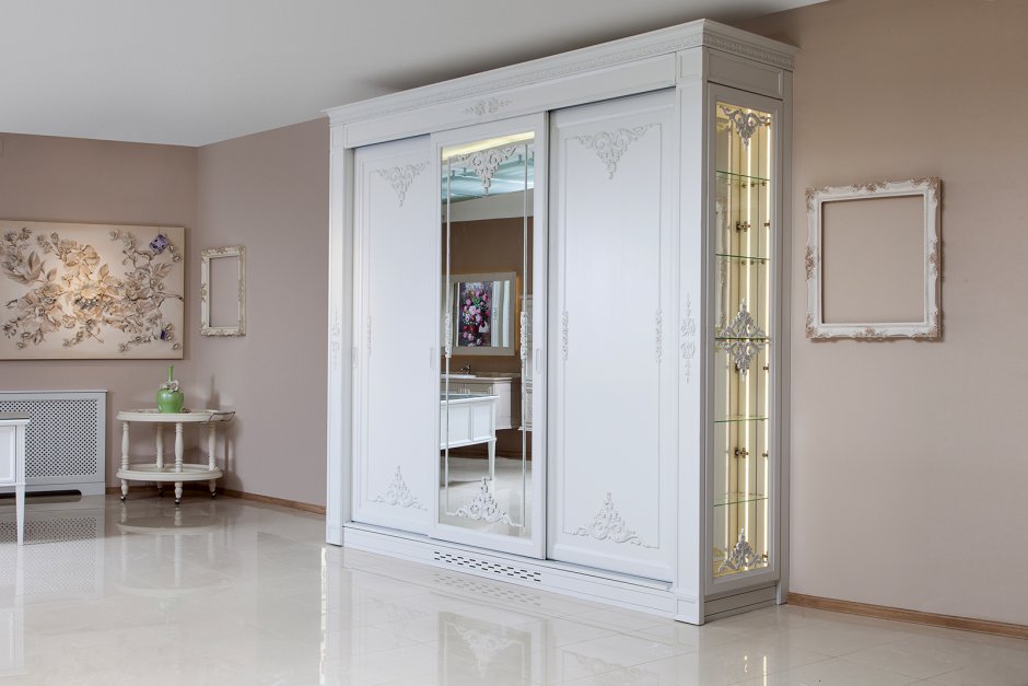 Корона на шкафе классика