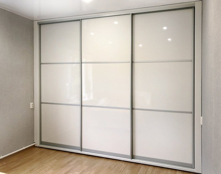 Встроенный шкаф с зеркальными дверями