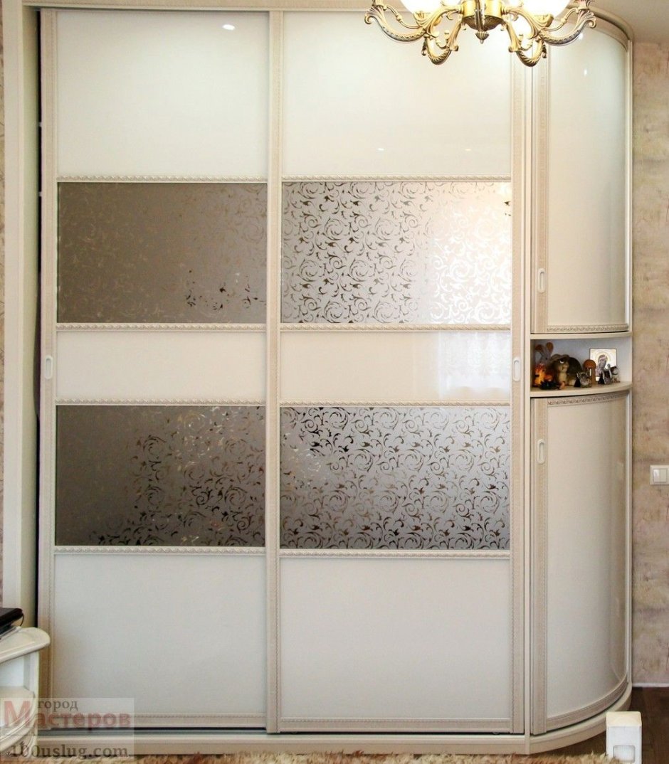 Шкаф купе со стеклянными полками